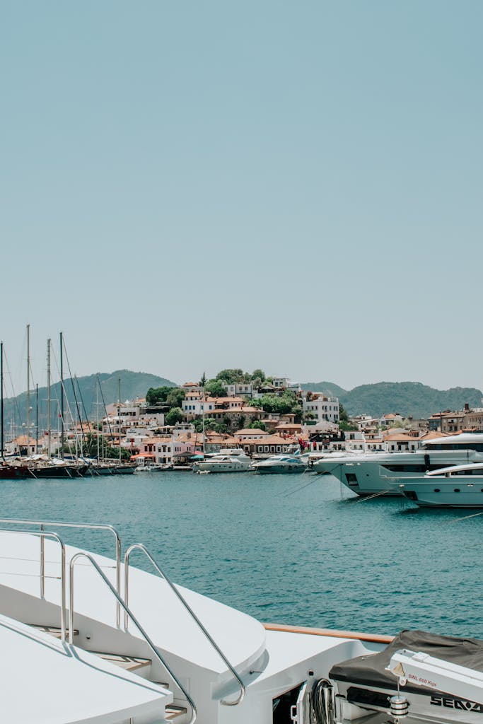 Discover a vibrant marina scene with yachts and traditional houses in Marmaris, Türkiye.